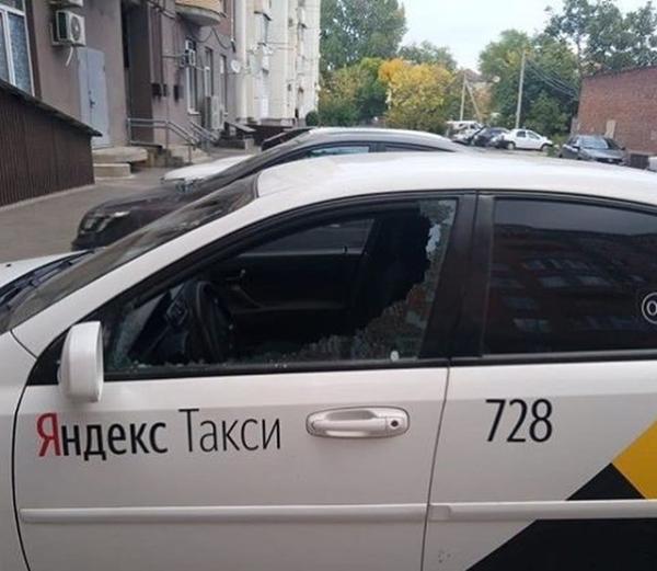 Стекла на припаркованных автомобилях разбили неизвестные люди в Георгиевске